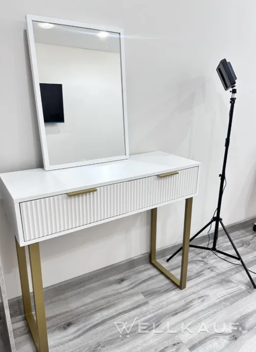 Schminktisch mit Spiegel