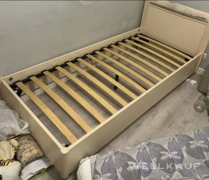 Bett und Kleiderschrank