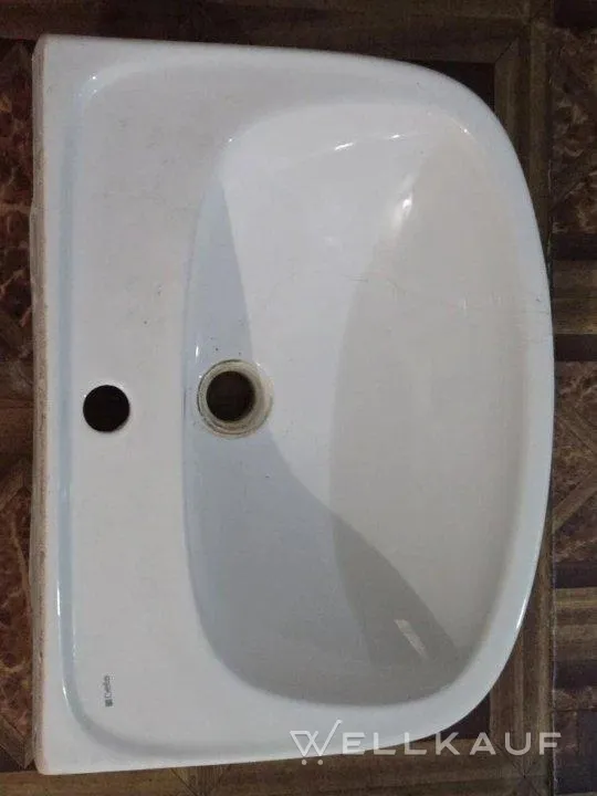 Waschbecken mit Säule.