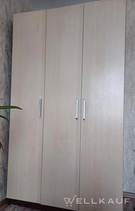 Gebrauchter Kleiderschrank.