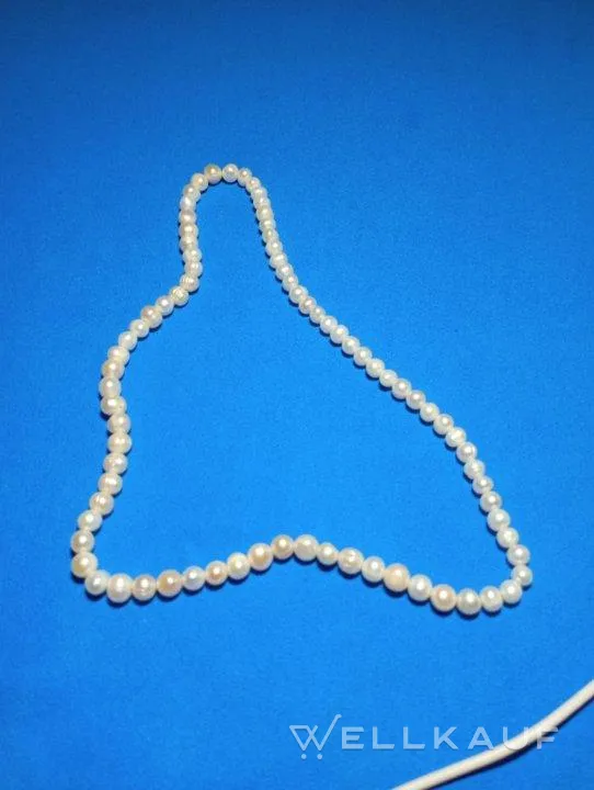 Halskette aus echten Perlen.