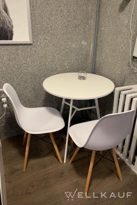 Tisch. Neu. Esstisch.