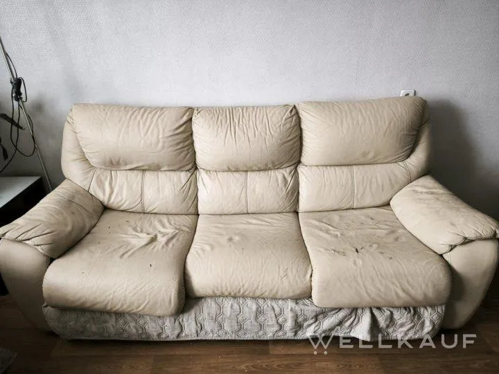 Sofa mit Sessel.