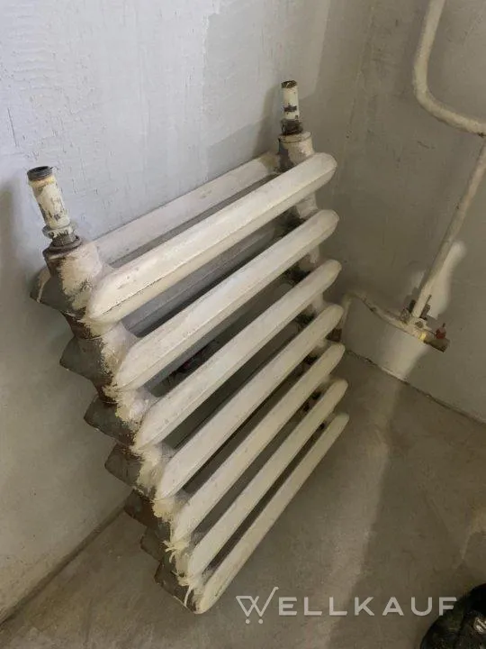 Gusseiserner Heizkörper.