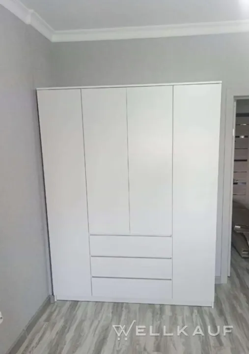 Großer Kleiderschrank