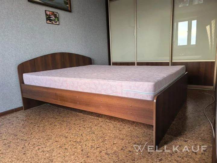Bett mit Matratze