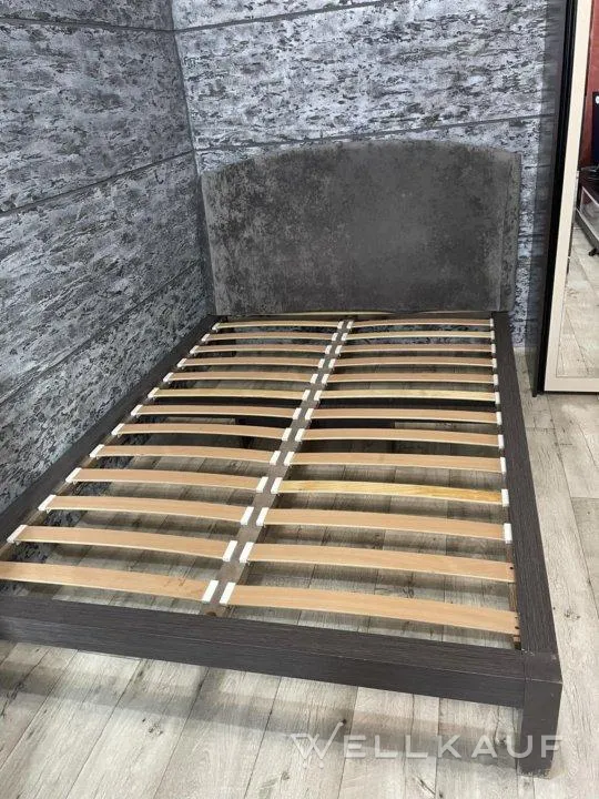 Bett mit einer 140 x 200 cm