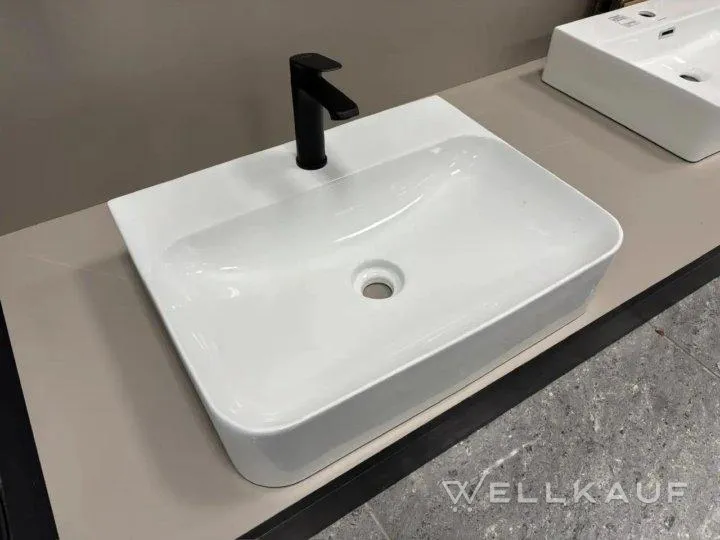 Wasserhahn und Waschbecken