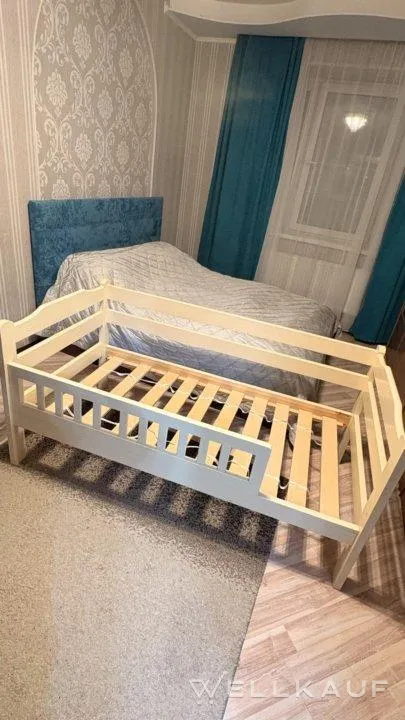 Kinderbett mit Seitengitter.