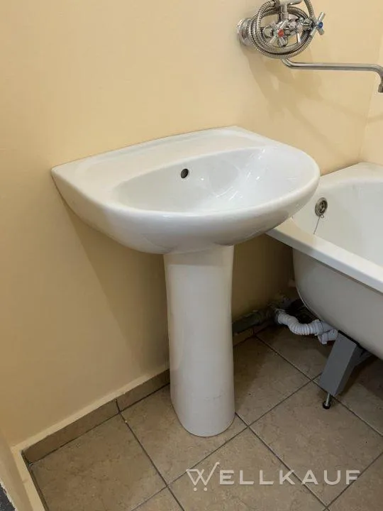 Waschbecken mit Säule