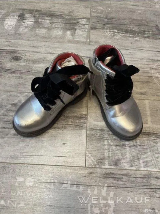 Stiefel für ein Mädchen.