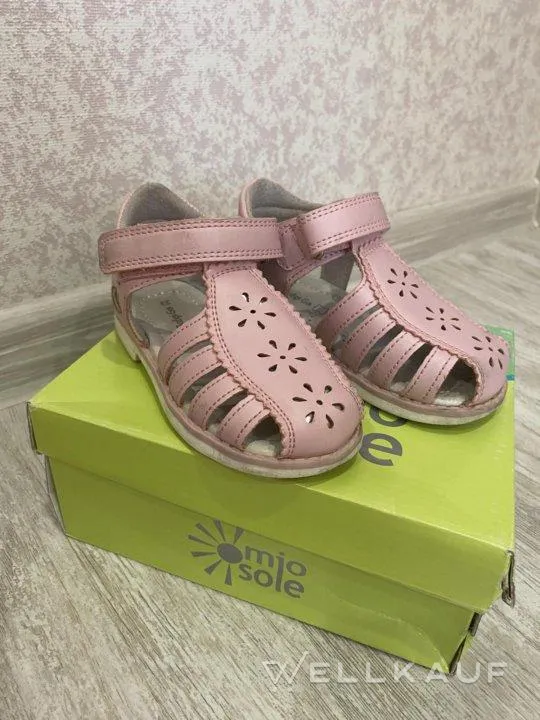 Sandalen für ein Mädchen