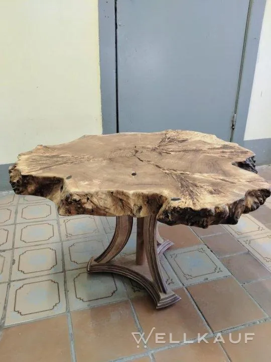 Handgefertigter Tisch