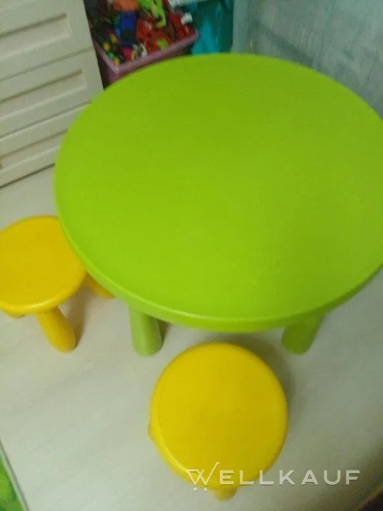 Kindertisch und zwei Hocker
