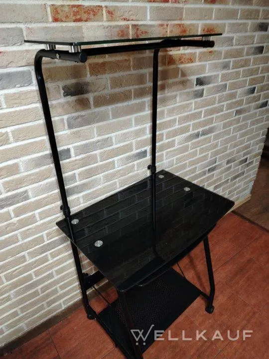 Gläserner Computertisch