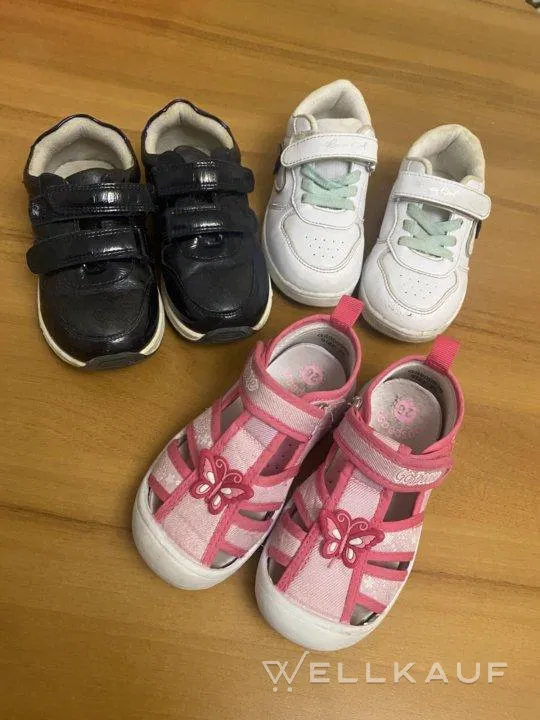 Schuhe für ein Mädchen 26