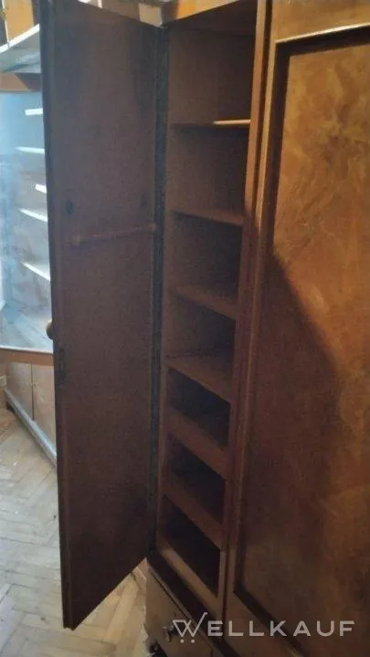 Kostenlos. Kleiderschrank.
