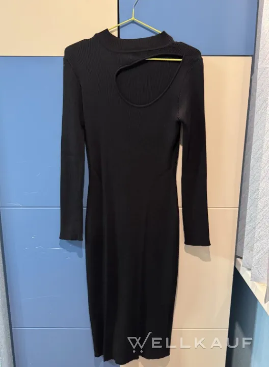 Schwarzes Kleid mit Ausschnitt