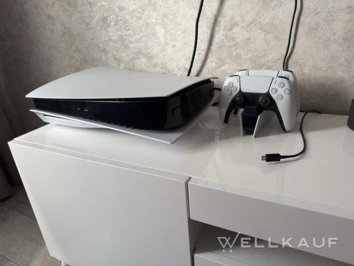 PS5 mit Laufwerk und Spielen