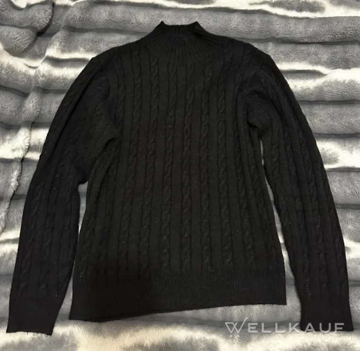 Schwarzer Wollpullover