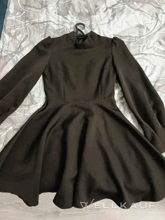 Schwarzes Kleid