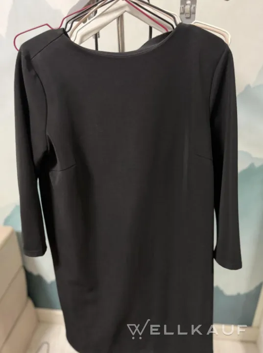 Schwarzes Kleid
