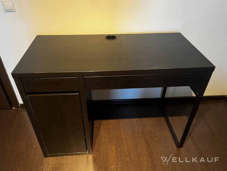 Schreibtisch