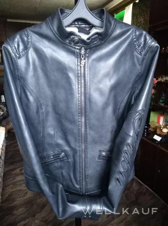 Jacke aus Kunstleder.