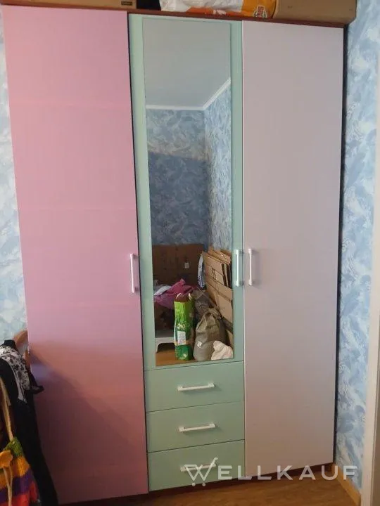 Dreitüriger Schrank