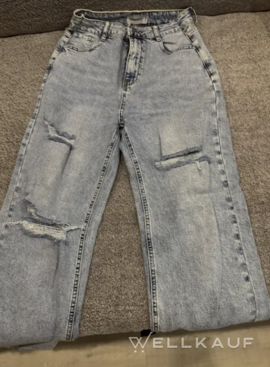 Jeans mit Schlitzen