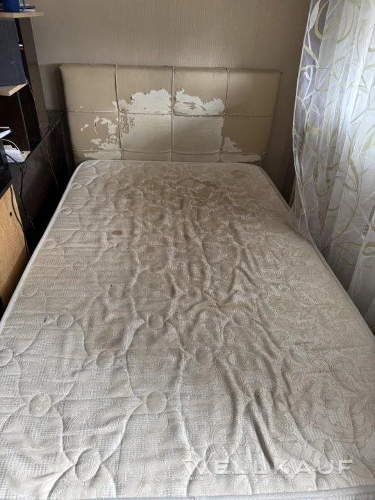 Bett mit Aufsteiger 