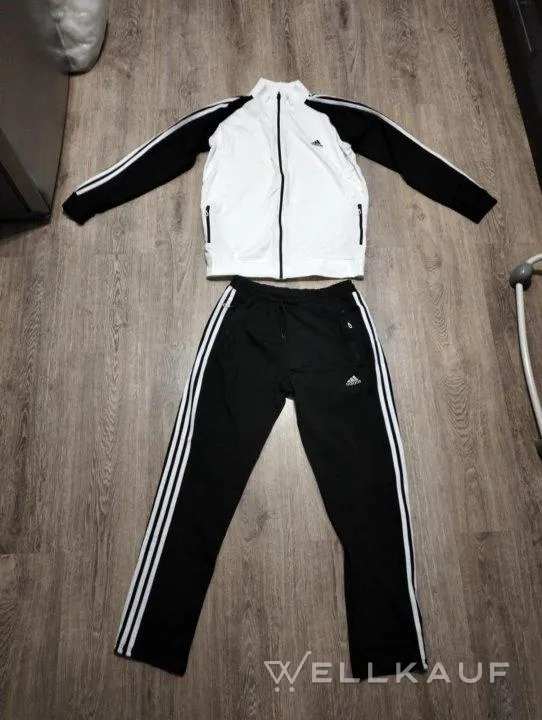 Adidas-Trainingsanzug